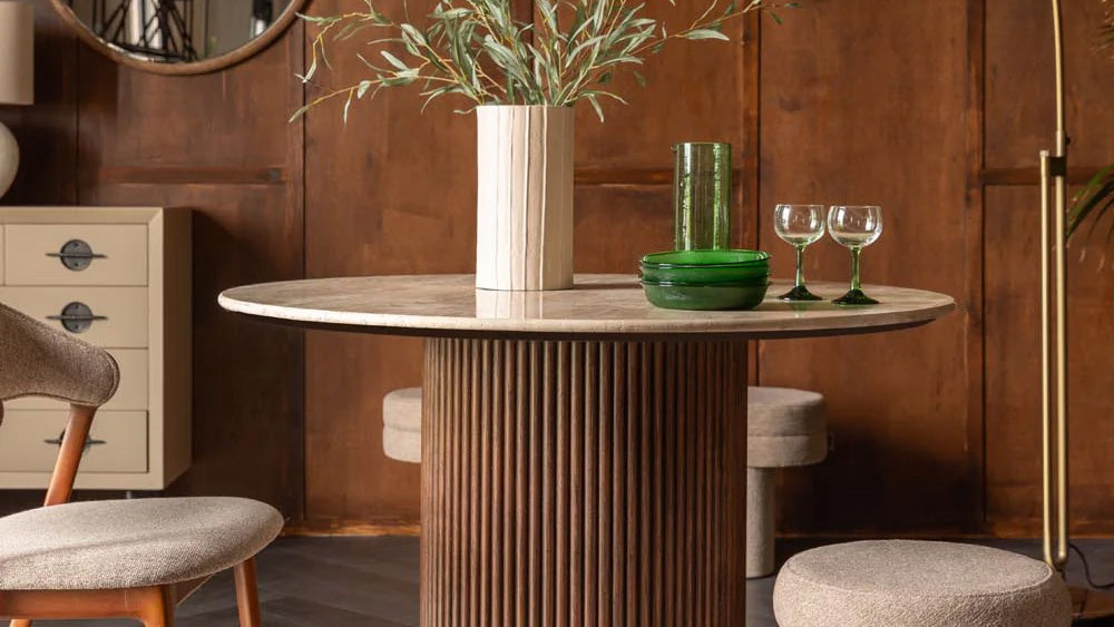 Exklusive Dutchbone Arda Kollektion mit Nussbaumfurnier und Travertin, vereint natürliche Eleganz und hochwertiges Handwerk für zeitlose Interior-Highlights.