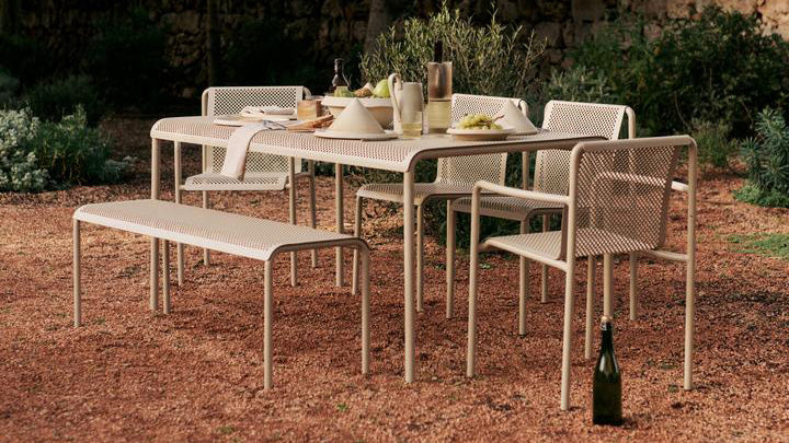 Die Dapple Outdoor-Kollektion von Ferm Living vereint skandinavisches Design, nachhaltige Materialien und zeitlose Formen für stilvolle Außenbereiche.