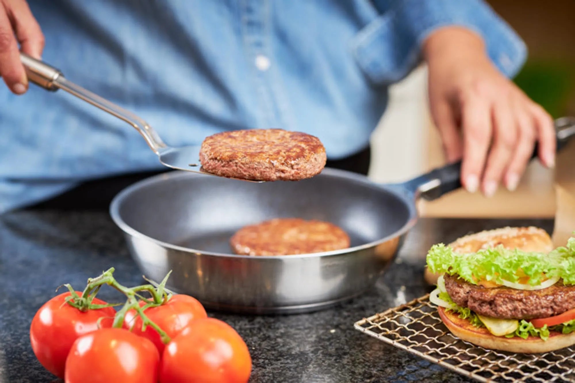 Vielseitige KAQTU Pfannenwender aus nachhaltigem Bambus und hitzebeständigem Silikon, ergonomisch, langlebig und stilvoll für die Küche.