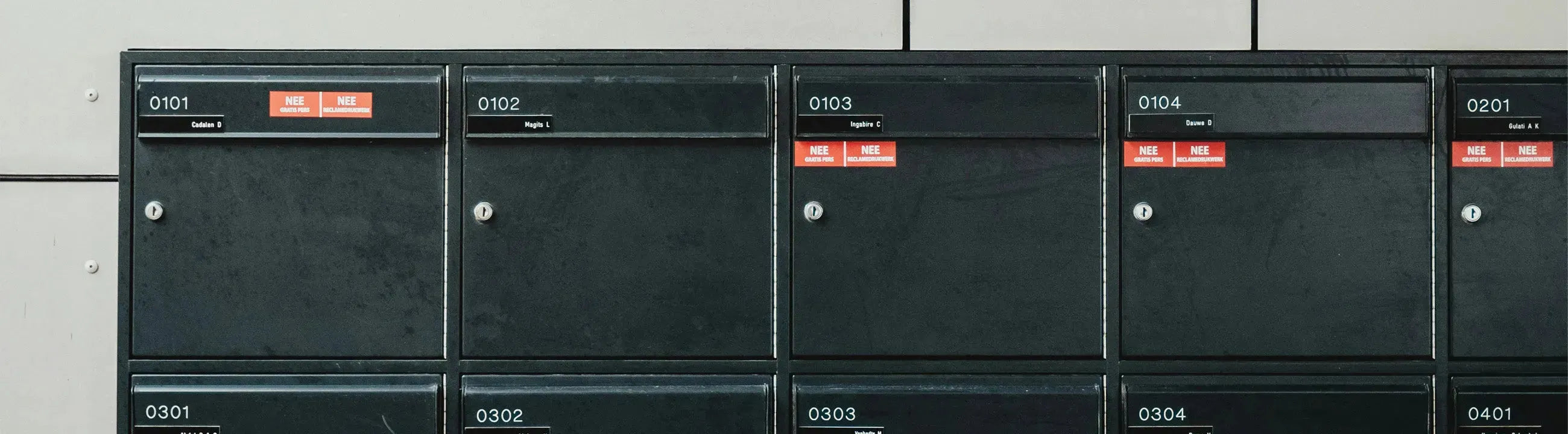 Elegante und funktionale Produkte der RIEFFEL Kollektion von KAQTU, präsentiert in einem stilvollen und hochwertigen Design.