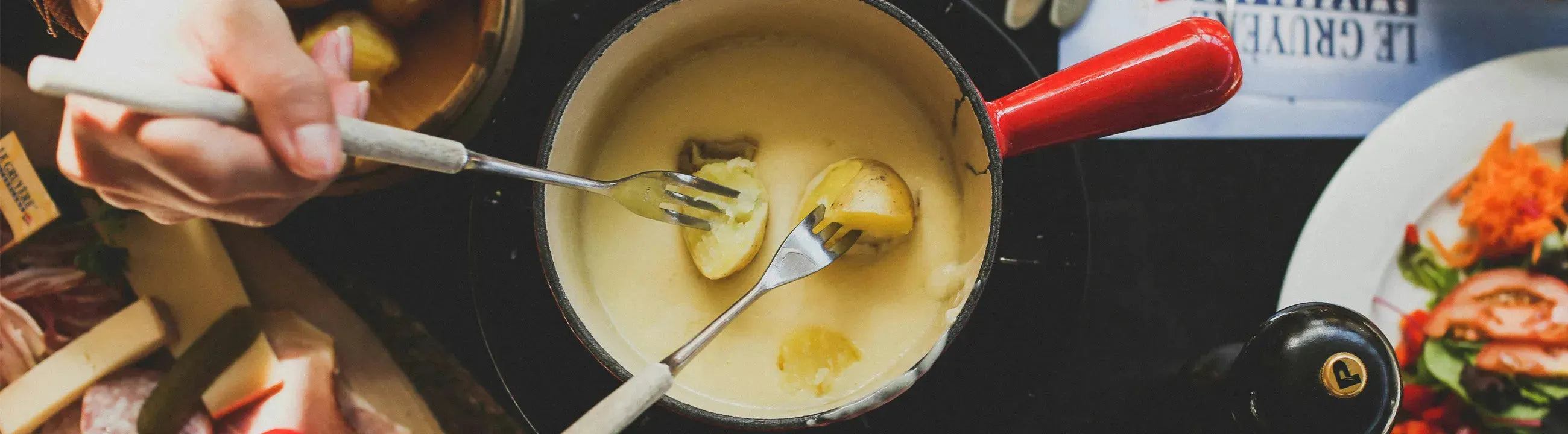 Stöckli Kollektion von KAQTU: Hochwertige Produkte, die traditionelle Handwerkskunst mit modernem Design vereinen, darunter Fondue-Sets, Raclette-Grills und praktische Küchenhelfer.