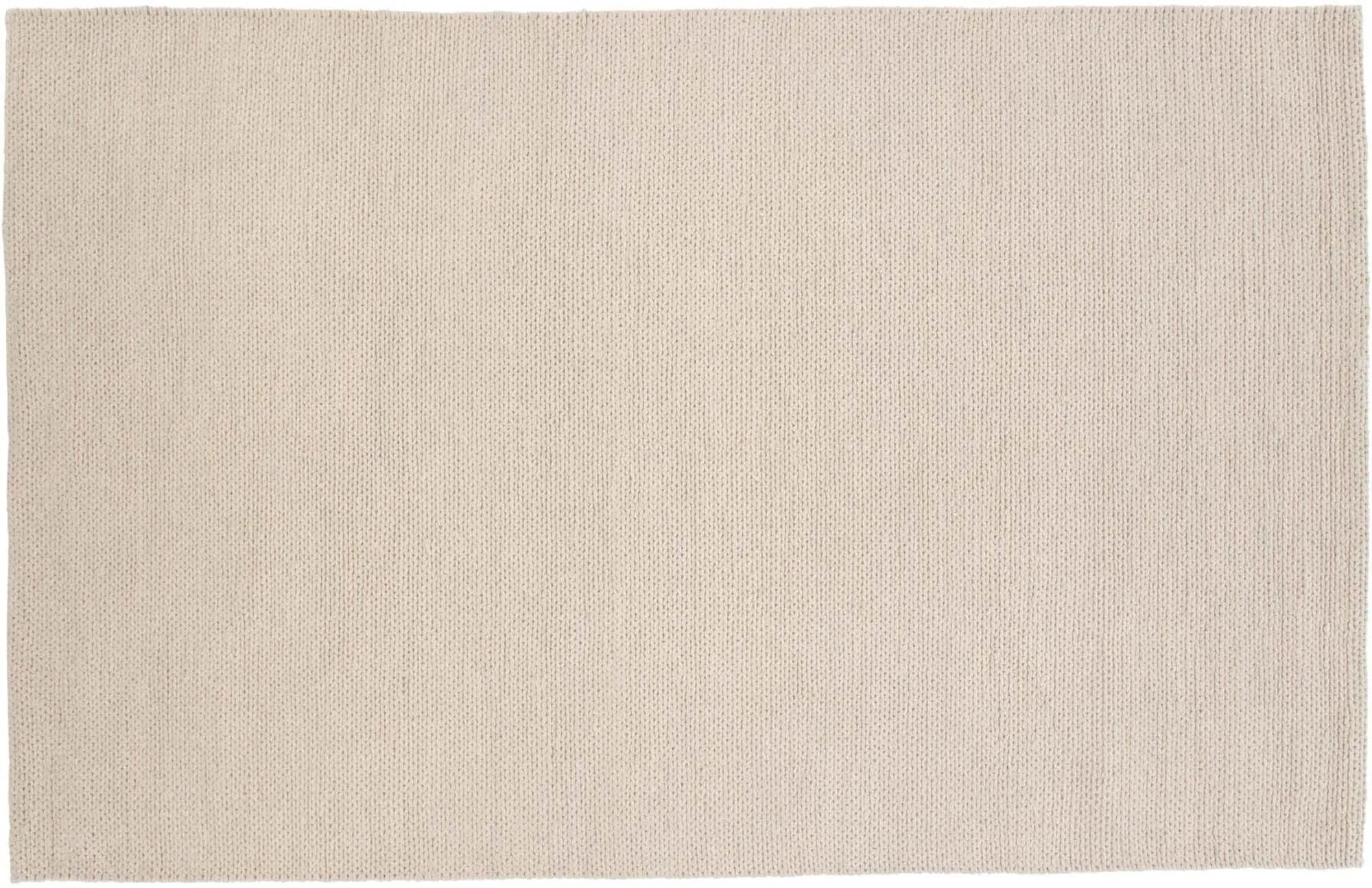 Eleganter beiger Teppich mit feinem Muster, ideal für stilvolle Wohnräume und gemütliche Atmosphären.