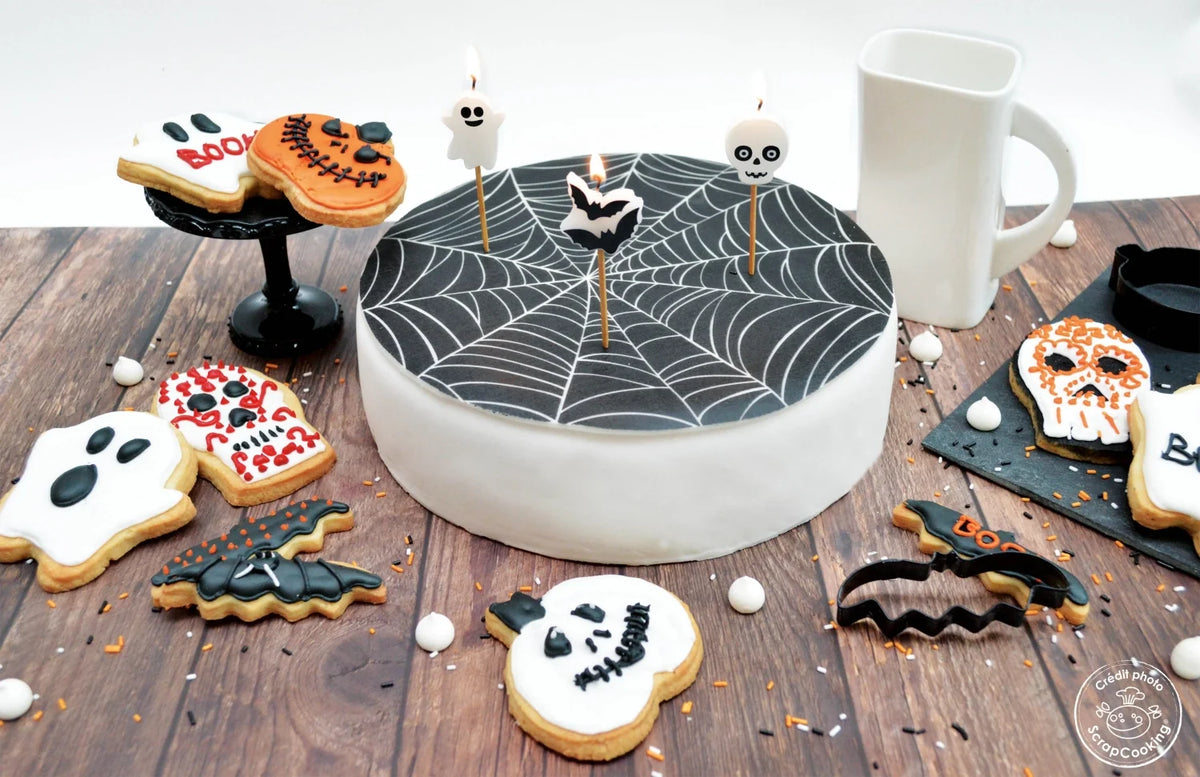 Set mit 8 Halloween-Kerzen von Scrap Cooking in verschiedenen Farben, perfekt für festliche Dekorationen und gruselige Feiern.
