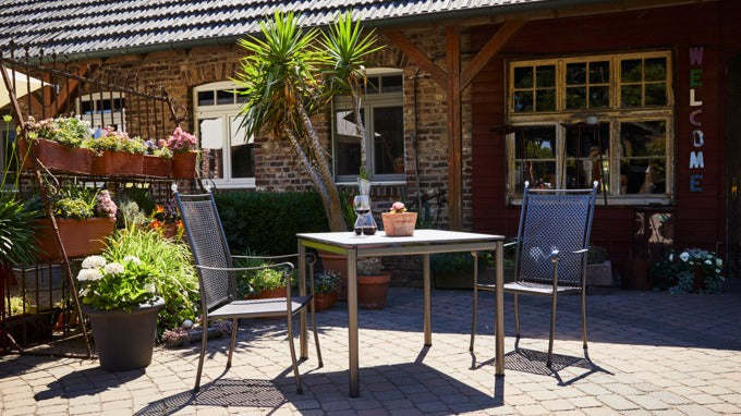 Die Möbel von Schaffner sind perfekt für deinen Garten da sie wetterfest sind und eine top Qualität haben.