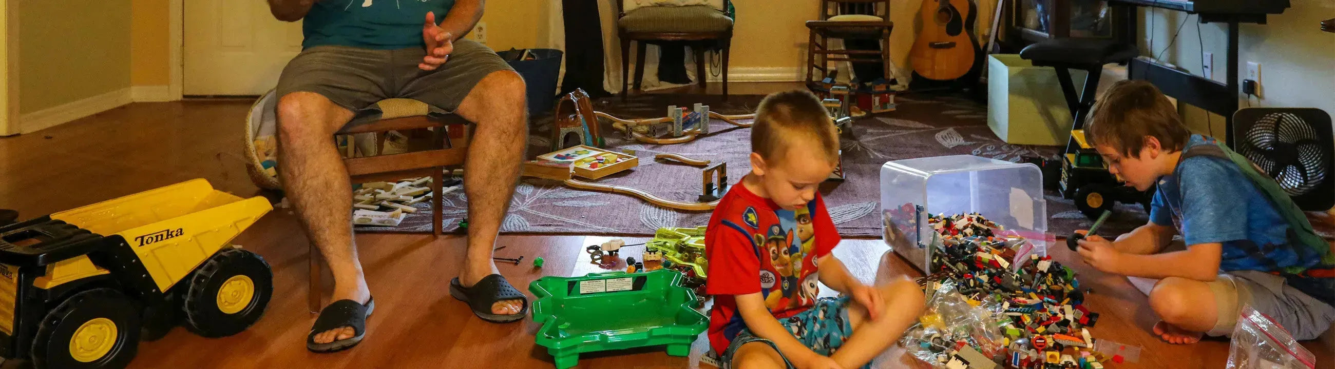 Kinderspielzeuge aus nachhaltigen Materialien, darunter Holzspielzeug, Kuscheltiere und pädagogische Spielsets, die Spielspass, Lernen und Kreativität fördern.