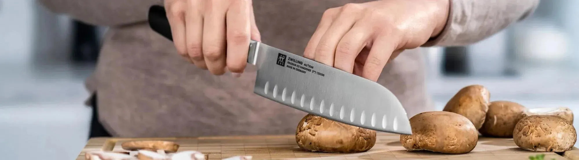 All-Star Messer von Zwilling auf einer eleganten Küchenoberfläche präsentiert, mit hochwertigem Edelstahl, präzise geschliffenen Klingen und ergonomischen Griffen für professionelle Kochansprüche.