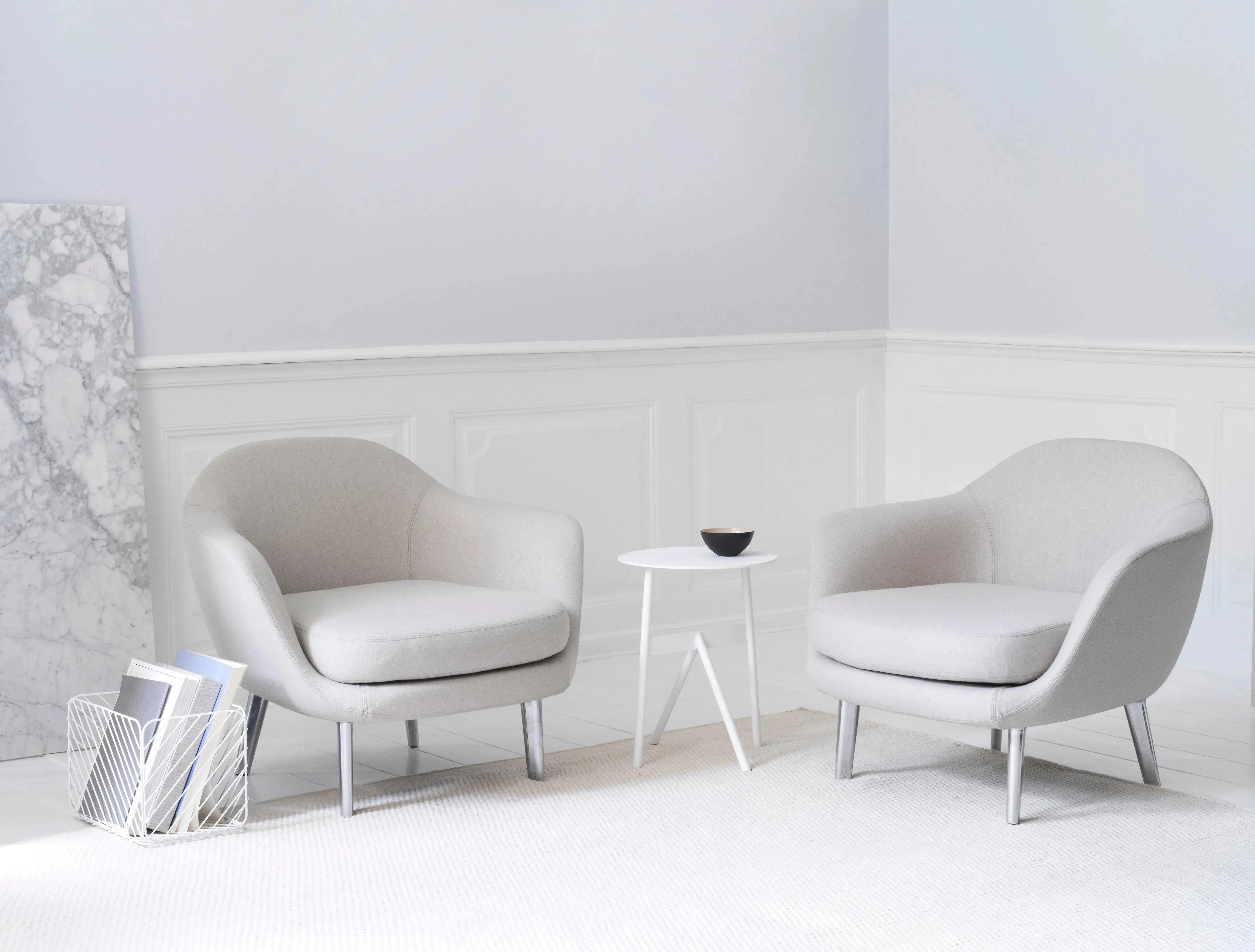 Ein stilvoll arrangiertes Mode-Shooting, das nachhaltige Kleidung aus der EU Ecolabel Kollektion von KAQTU zeigt, mit einem Fokus auf umweltfreundliches Design und hochwertigen Materialien.