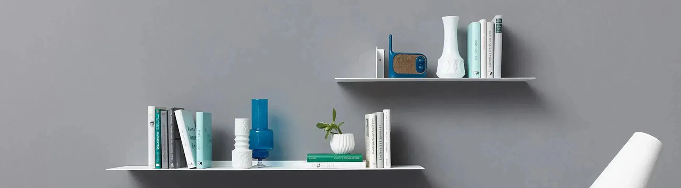 Wandregale in verschiedenen Designs und Materialien, stilvoll dekoriert mit Büchern, Pflanzen und Accessoires, passend für Wohn-, Arbeits- oder Schlafräume.