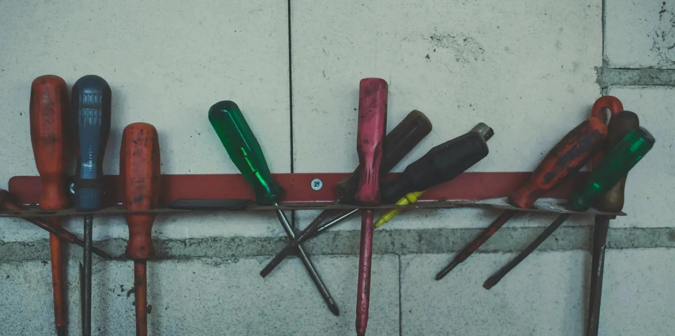 Entdecken Sie die präzisen Schweizer Werkzeuge von PB Swiss Tools. Hochwertige Schraubendreher, Inbusschlüssel und Ratschen für Profis und Heimwerker.