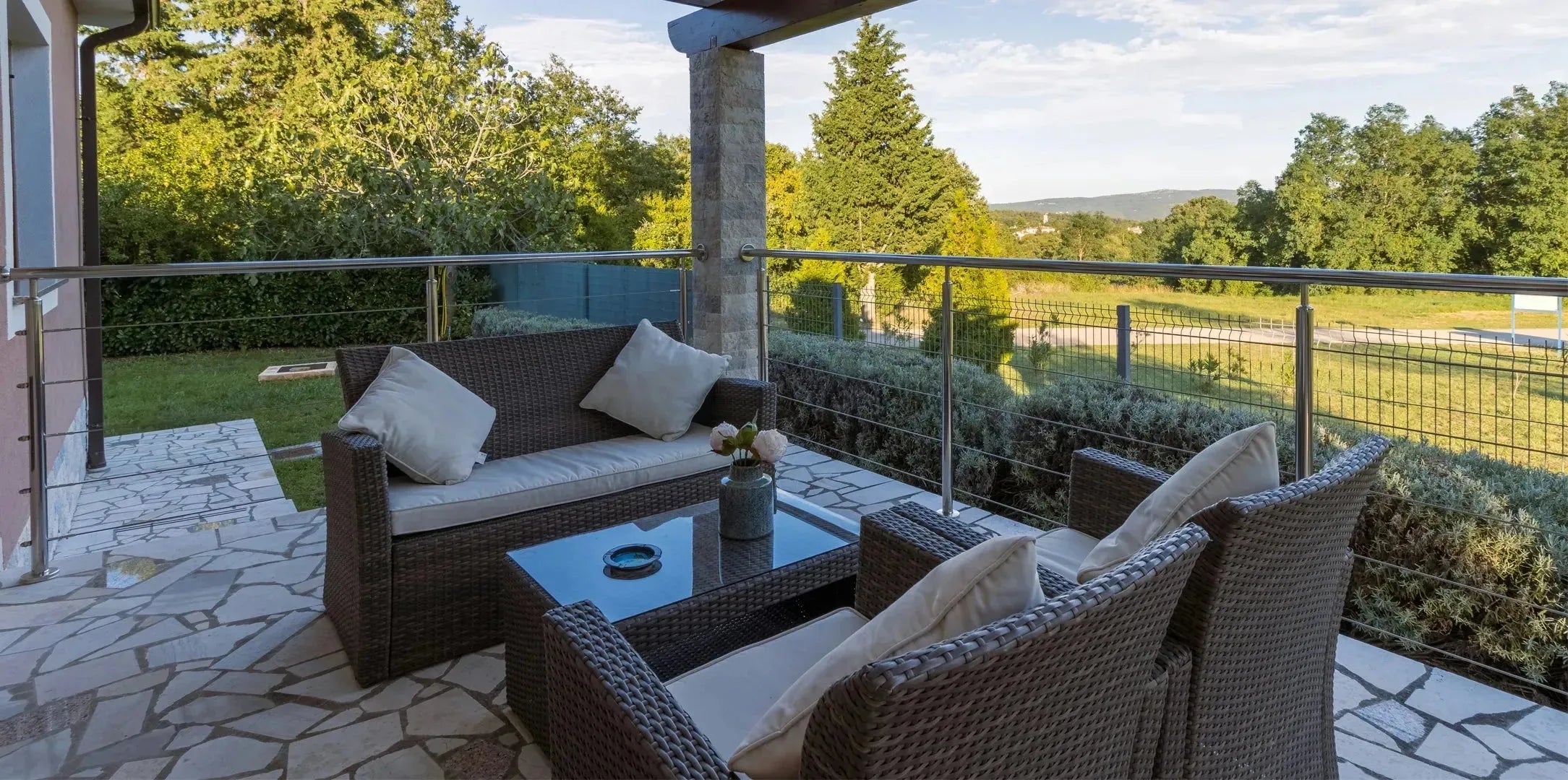 Stilvolle Gartenmöbel der MWH Original Kollektion von KAQTU, präsentiert in einem eleganten Außenbereich mit zeitlosem Design und hochwertigen Materialien.