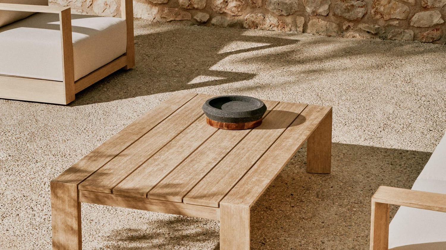 Wetterfester Garten Loungetisch aus hochwertigem Holz, zeitloses Design, langlebig, pflegeleicht und perfekt für stilvolle Outdoor-Ambiente.