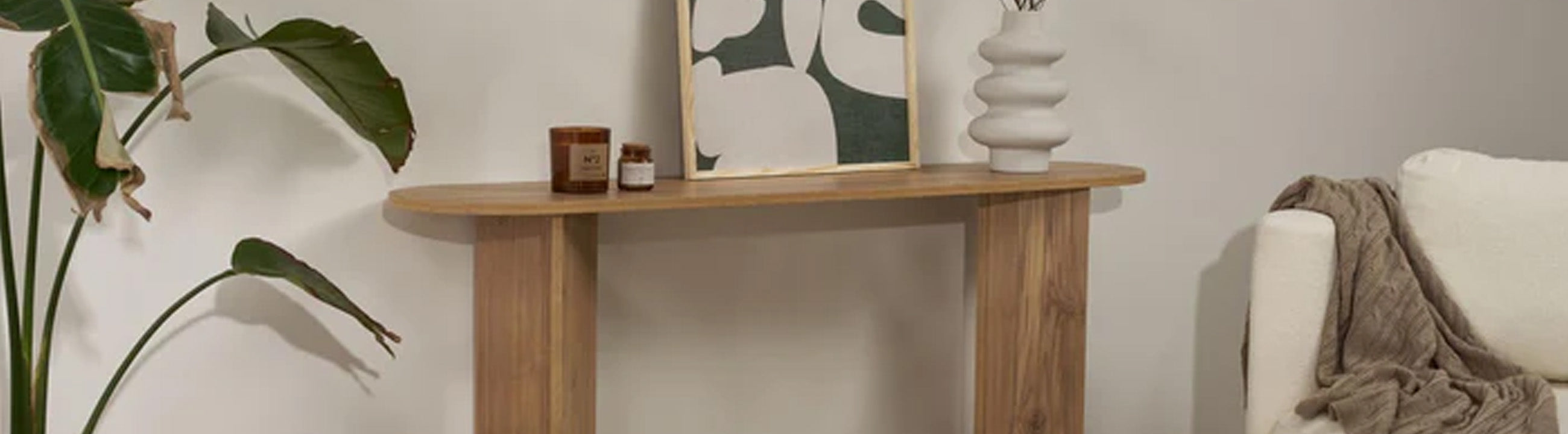 Schöner Tisch von Nordure in nordischem Design. Perfekt für Flur, Wohnzimmer oder jeden anderen Raum in deinem Zuhause. 