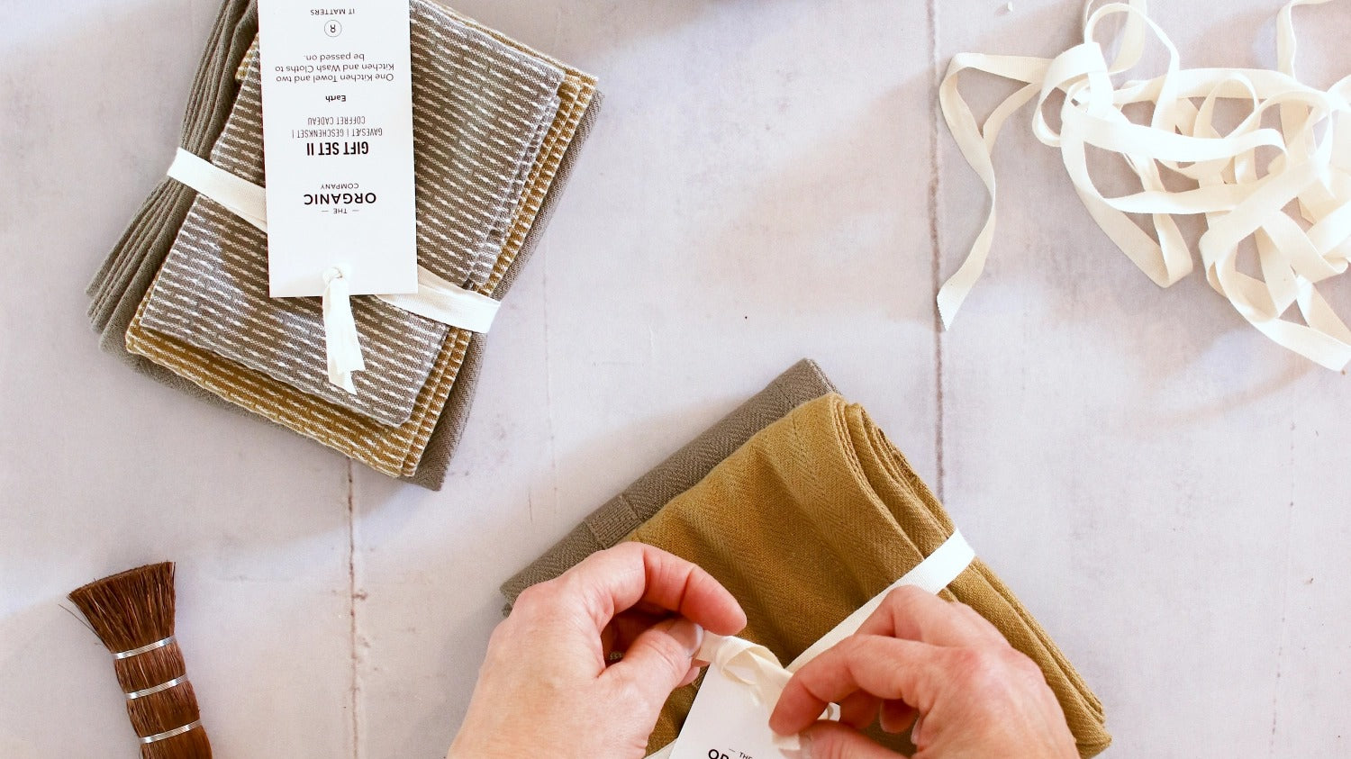 Entdecke die GOTS-zertifizierte Kollektion von The Organic Company: nachhaltige Textilien aus 100% Bio-Baumwolle für Küche, Bad und Alltag.