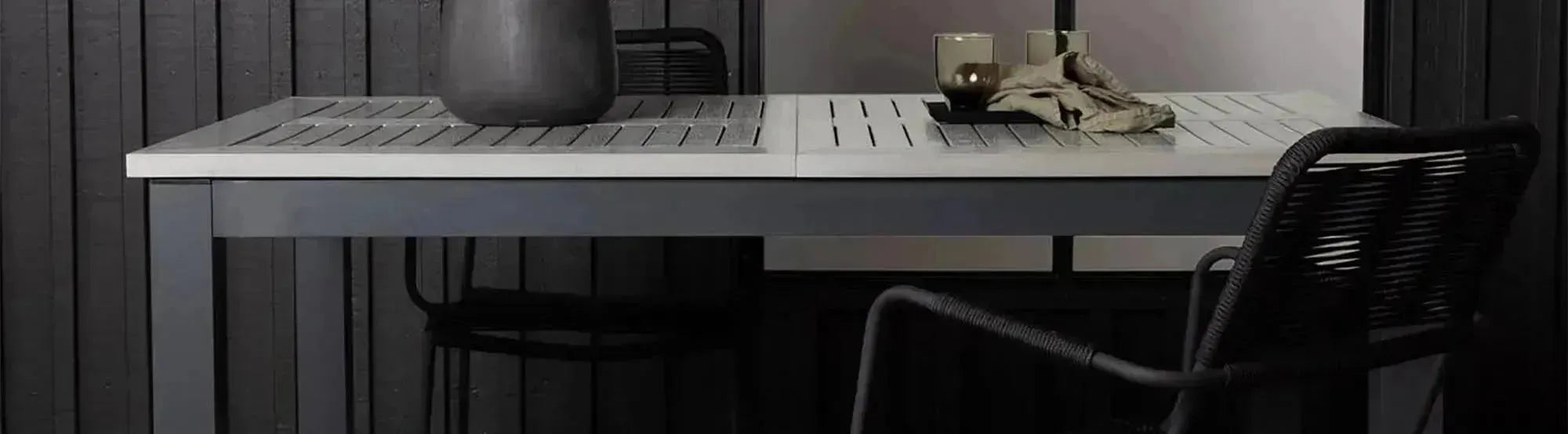 Outdoor-Möbel der Albany Kollektion von Venture Home, bestehend aus einer stilvollen Garten-Lounge mit modernen, wetterfesten Materialien, ideal für entspannte Momente im Freien.
