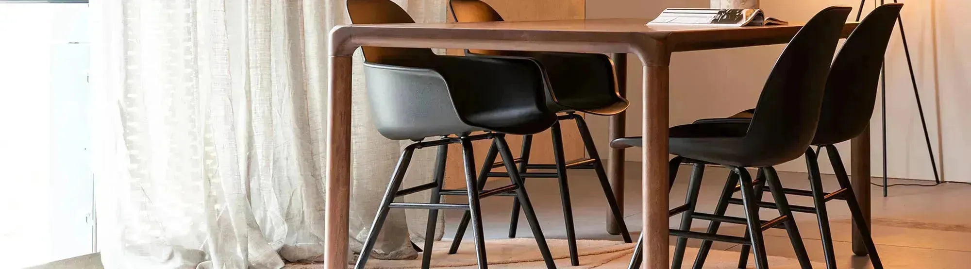 Albert Kuip Stühle von Zuiver in modernem, zeitlosem Design mit ergonomischer Sitzfläche, robustem Kunststoff und stabilem Metallgestell, präsentiert in verschiedenen Farben.