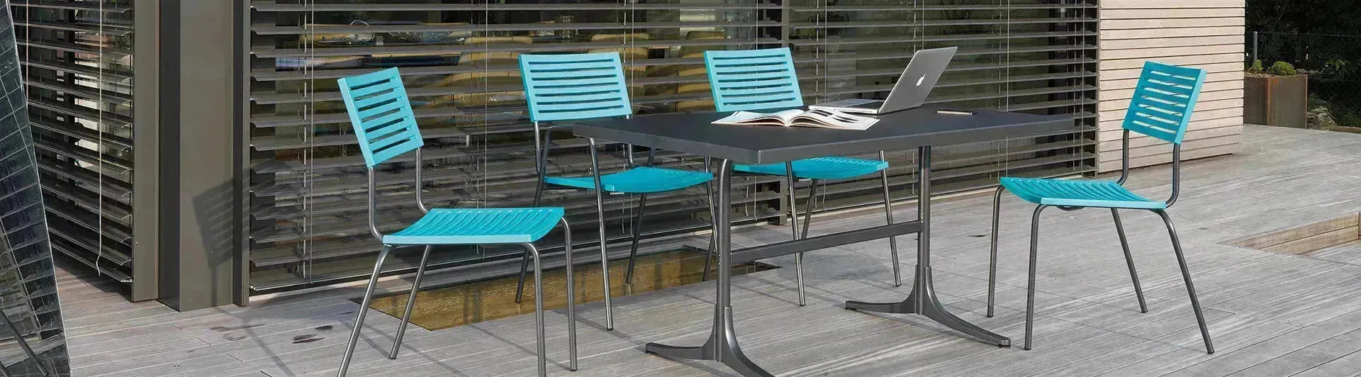 Arbon Gartentische von Schaffner aus pulverbeschichtetem Metall in minimalistischem Design, wetterfest, stabil und vielseitig einsetzbar – ideal für Garten, Terrasse oder Gastronomie.