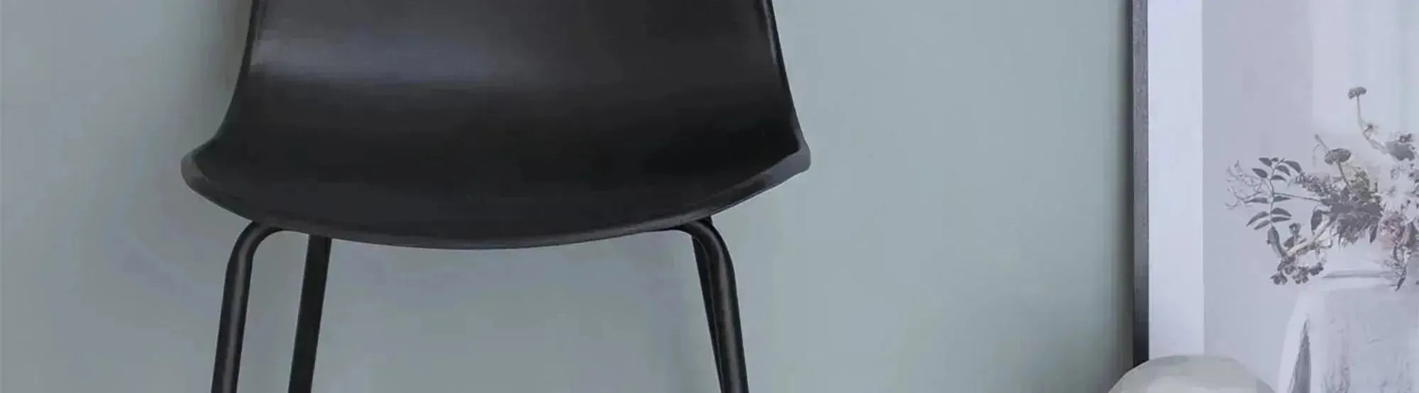 Arctic Stuhlserie von Venture Home: Moderner Stuhl mit klaren Linien, ergonomischer Form und hochwertiger Verarbeitung, inspiriert von der kühlen Ästhetik der Arktis, in einem stilvollen Wohnambiente präsentiert.