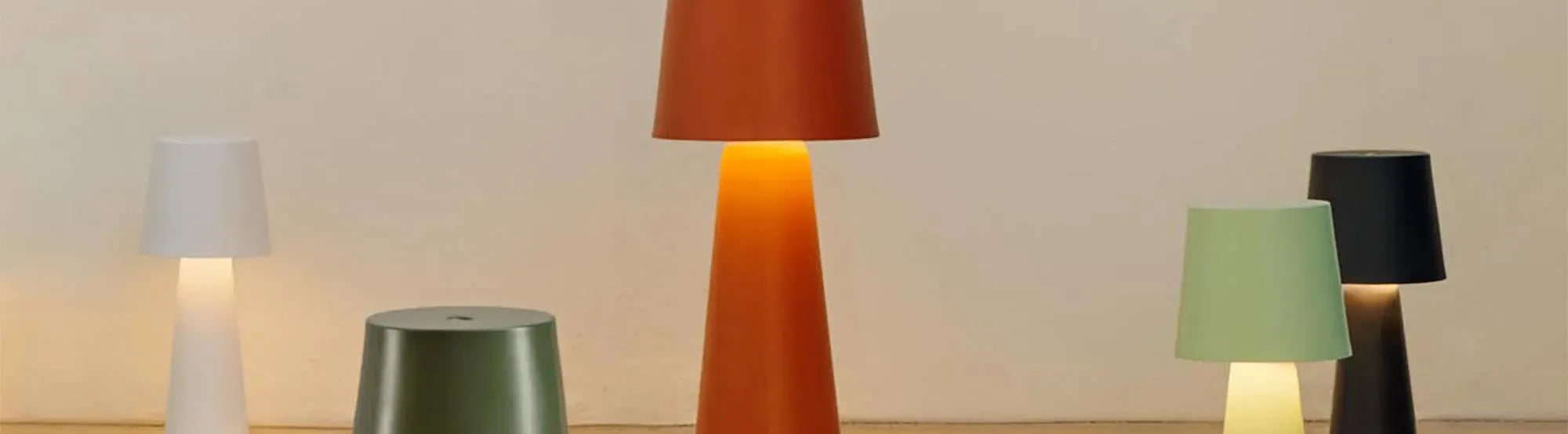Kabellose, dimmbare Outdoor-Tischleuchten der Arenys Kollektion von Kave Home, stilvoll auf einem Gartentisch arrangiert, ideal für Balkon, Garten oder Terrasse.