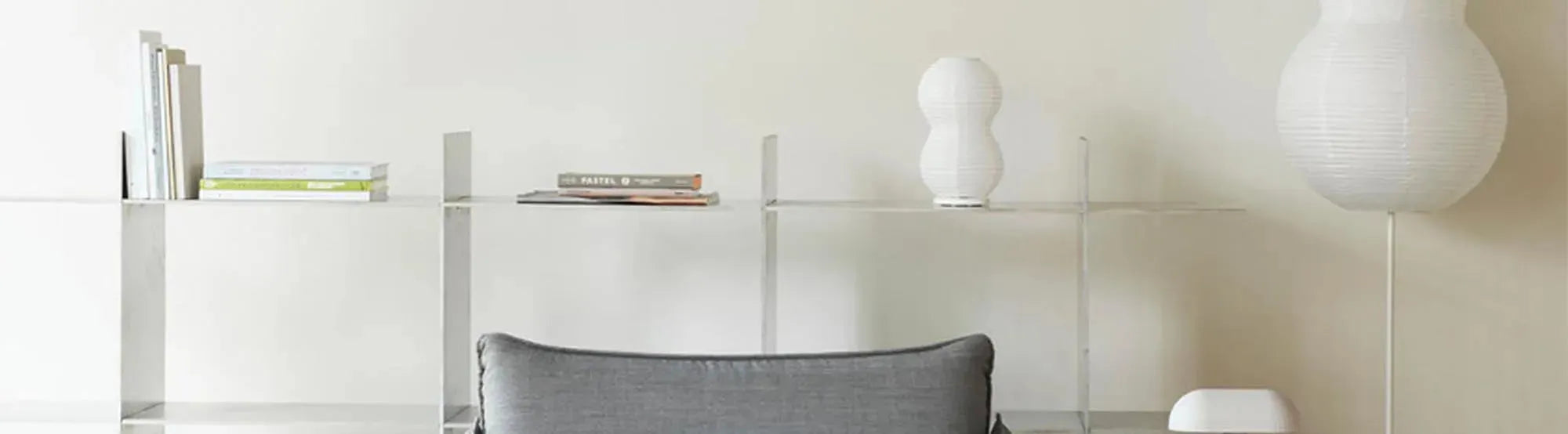 Modulares Sofa der Ark Kollektion von Normann Copenhagen in modernem Design mit klaren Linien, weichen Polstern und eleganten Beinen, präsentiert in einem stilvollen Wohnraum.