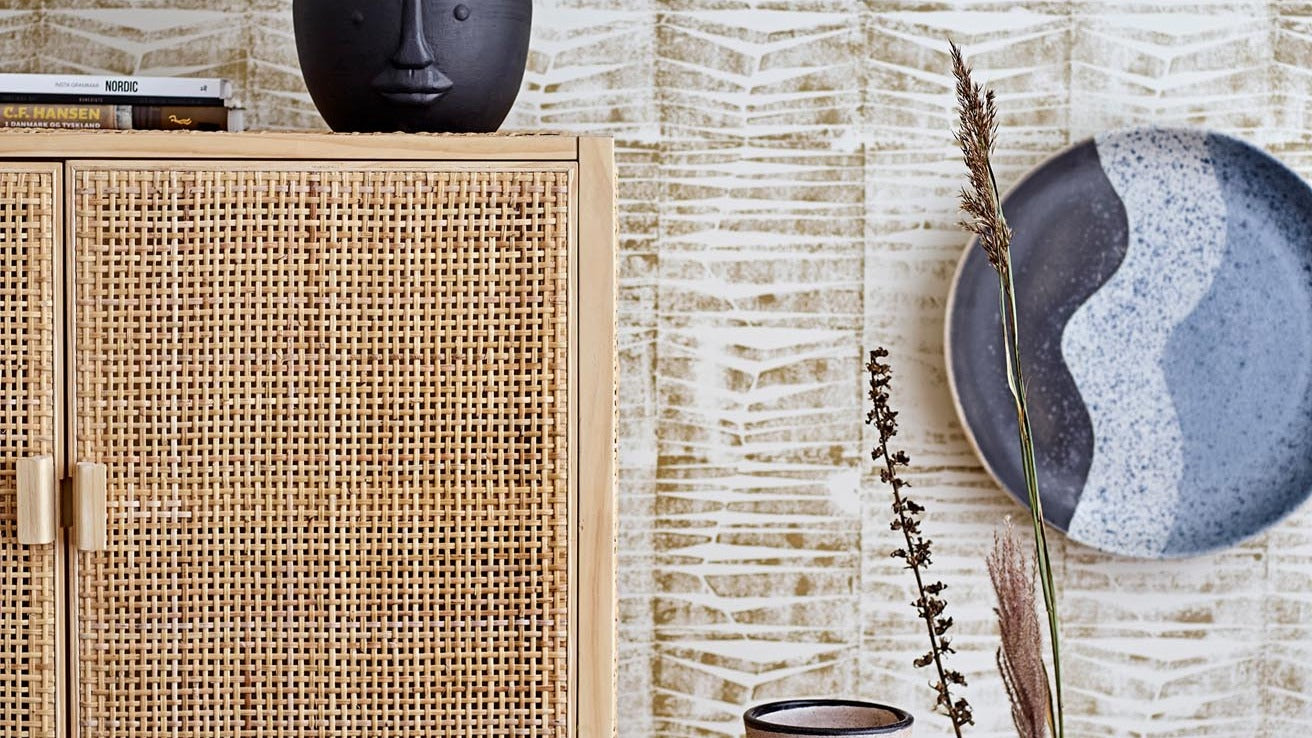 Entdecke das elegante Geschirrset Aura von Bloomingville: skandinavisches Design, sanfte Farben, perfekte für stilvolle Dinner und individuelle Tischdekoration.