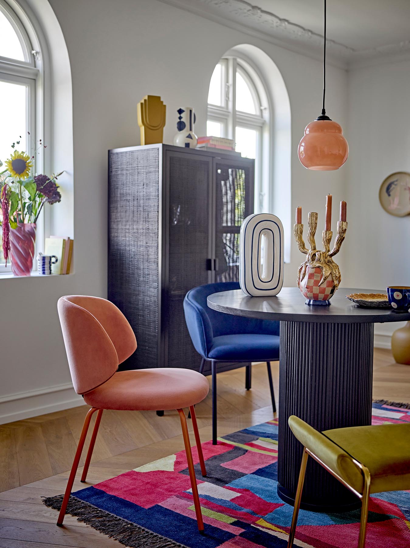 Eleganter schwarzer Esstisch mit markanten Kontrasten, ideal für moderne Essbereiche und stilvolle Einrichtung.