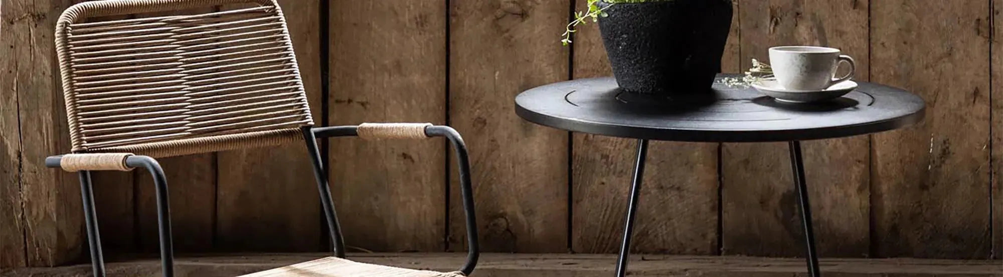 Outdoor-Möbel der Bacong Kollektion von Venture Home, bestehend aus einer stilvollen Garten-Lounge mit wetterfesten Materialien, klaren Linien und bequemen Polstern, perfekt für entspannte Momente im Freien.