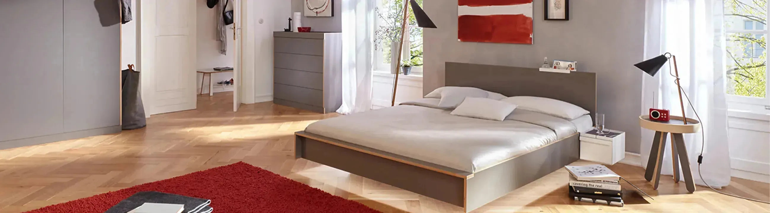 Hochwertige Schlafzimmermöbel: Modernes Bett mit Stauraum und eleganter Kleiderschrank mit Spiegel in stilvollem Design.