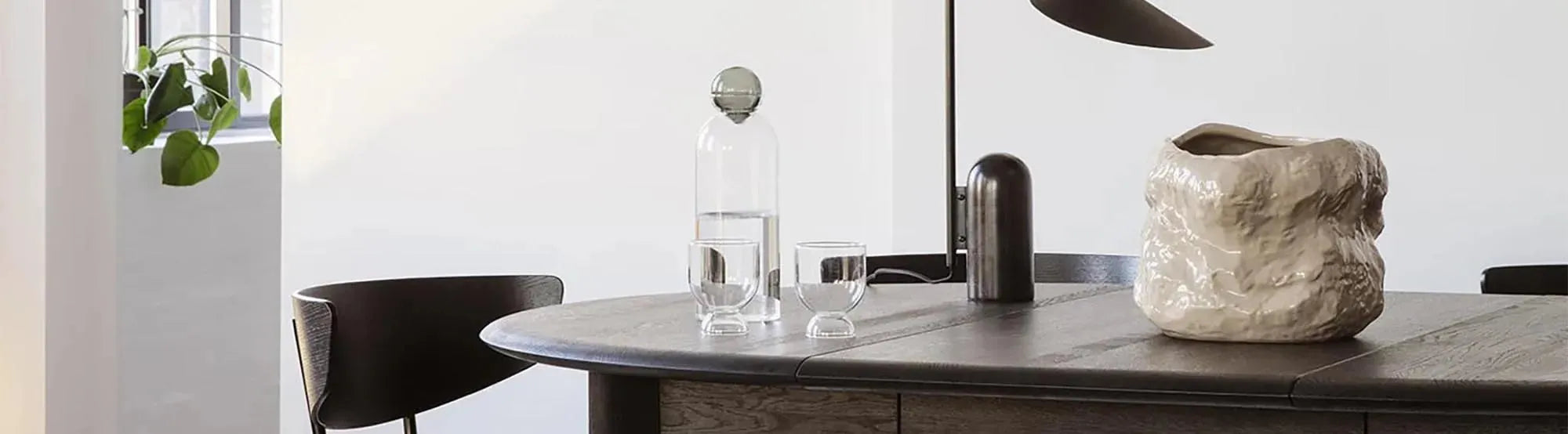 Eleganter Bevel Tisch und Bank von Ferm Living mit abgeschrägten Kanten, gefertigt aus hochwertigen Materialien, präsentiert in einem minimalistischen, skandinavischen Design.