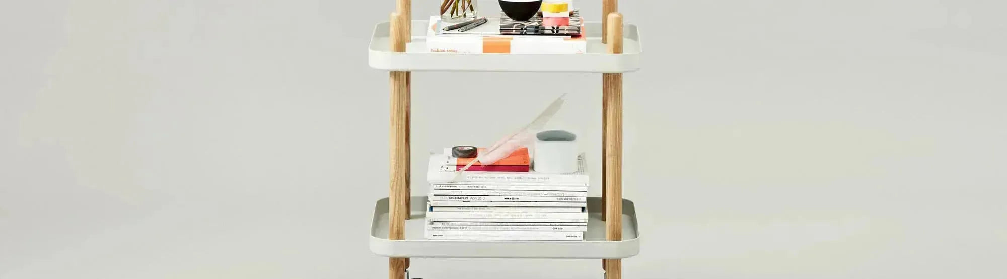 Block Trolley und Regal von Normann Copenhagen in modernem skandinavischen Design, kombiniert aus Holz und Metall, präsentiert als stilvolle und funktionale Aufbewahrungslösungen.
