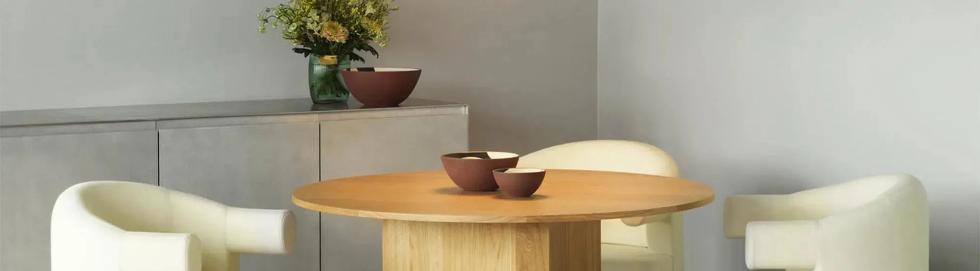 Stilvolle Stühle und Sessel der Burra Kollektion von Normann Copenhagen, die skandinavisches Design mit Eleganz, Komfort und Nachhaltigkeit vereinen.