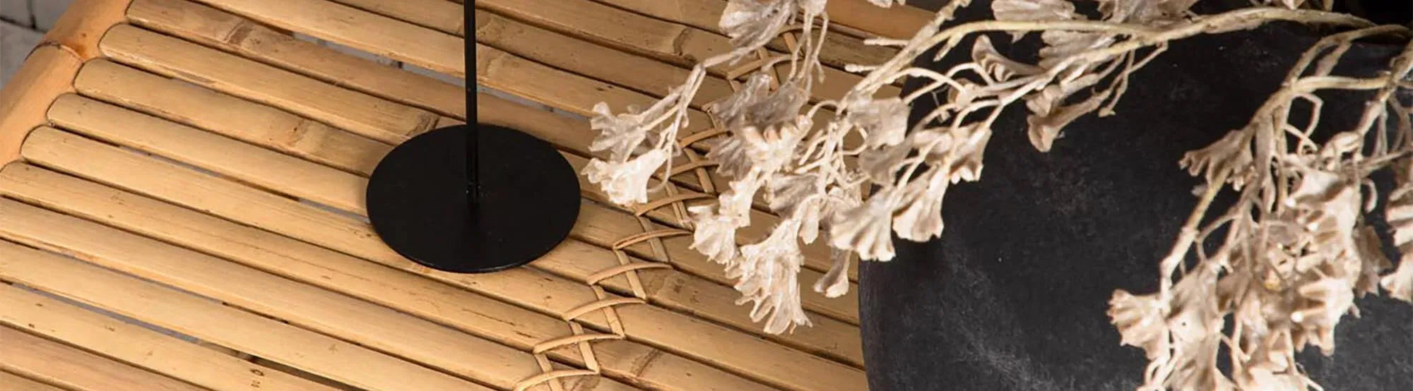 Outdoor-Möbel der Cane-Kollektion von Venture Home, bestehend aus einem stilvollen Tisch und Stühlen mit wetterfestem Geflecht und bequemen Polstern, arrangiert in einem modernen Außenbereich.