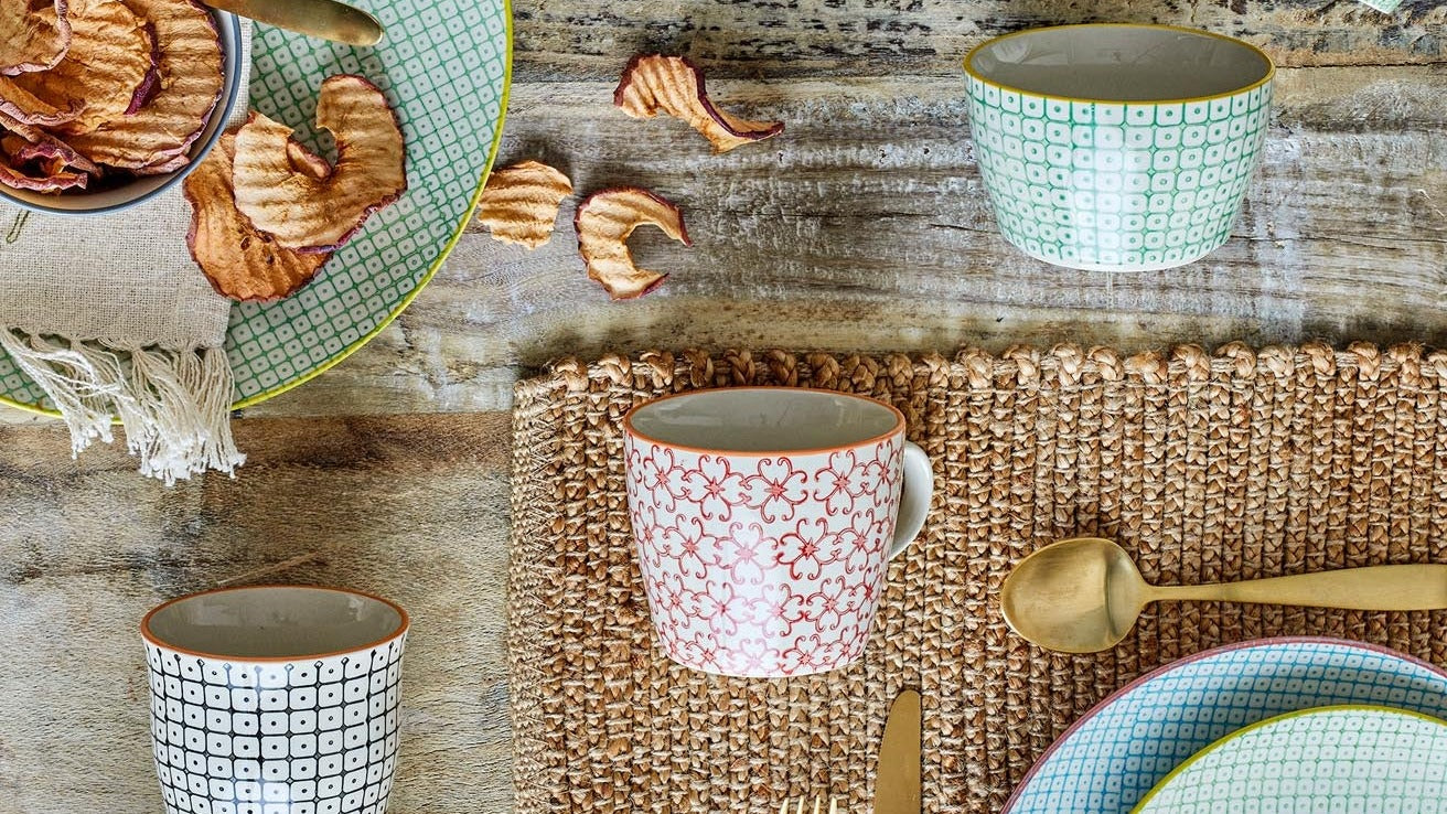 Entdecke das farbenfrohe Geschirrset Carla von Bloomingville: skandinavisches Design, sanfte Farben, funktional und elegant für jeden Anlass.