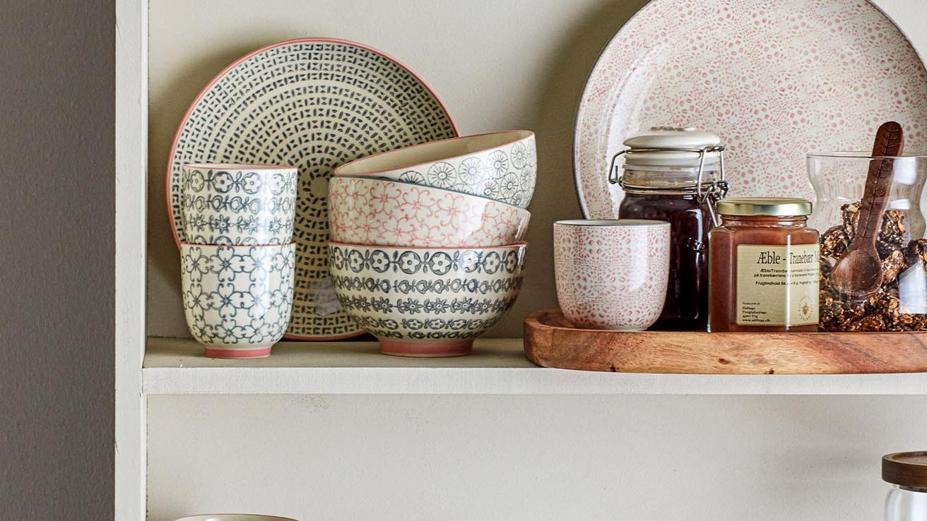 Entdecke das elegante Geschirrset Cécile von Bloomingville: skandinavisches Design, sanfte Farben, organische Formen – perfekt für jeden Anlass!