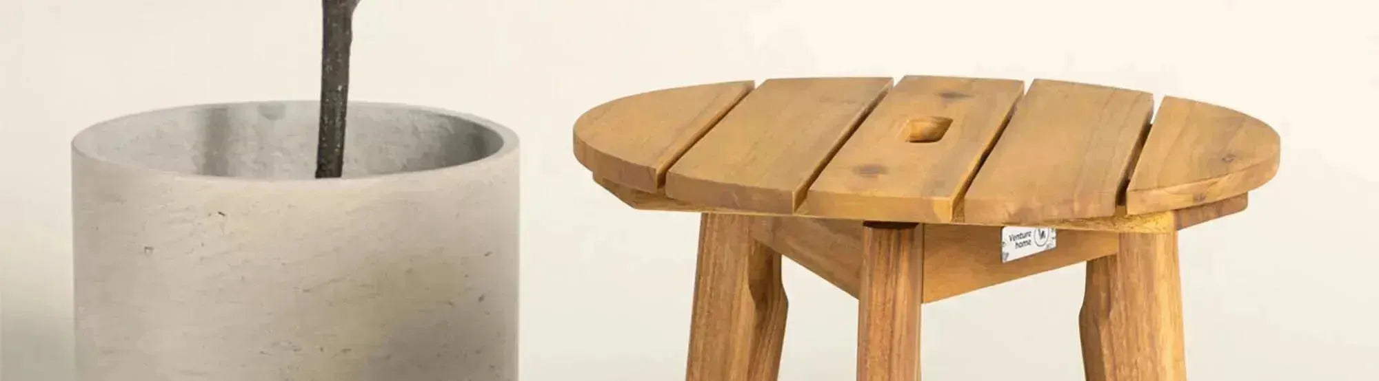Stilvolle Outdoor-Möbel der Chania-Kollektion von Venture Home, bestehend aus robustem Aluminium und hochwertigem Textilene, mit bequemen Sitzmöbeln, weichen Kissen und einem eleganten Esstisch für einen einladenden Aussenbereich.
