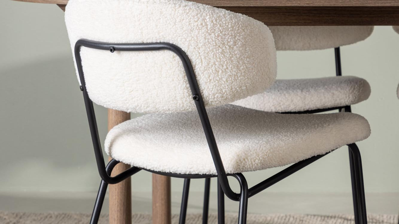 Entdecke die stilvollen Chico Stühle von Venture Home – modern, komfortabel und in vielfältigen Farben für jeden Raum. Perfekt für Esstisch, Home Office und Wohnzimmer!