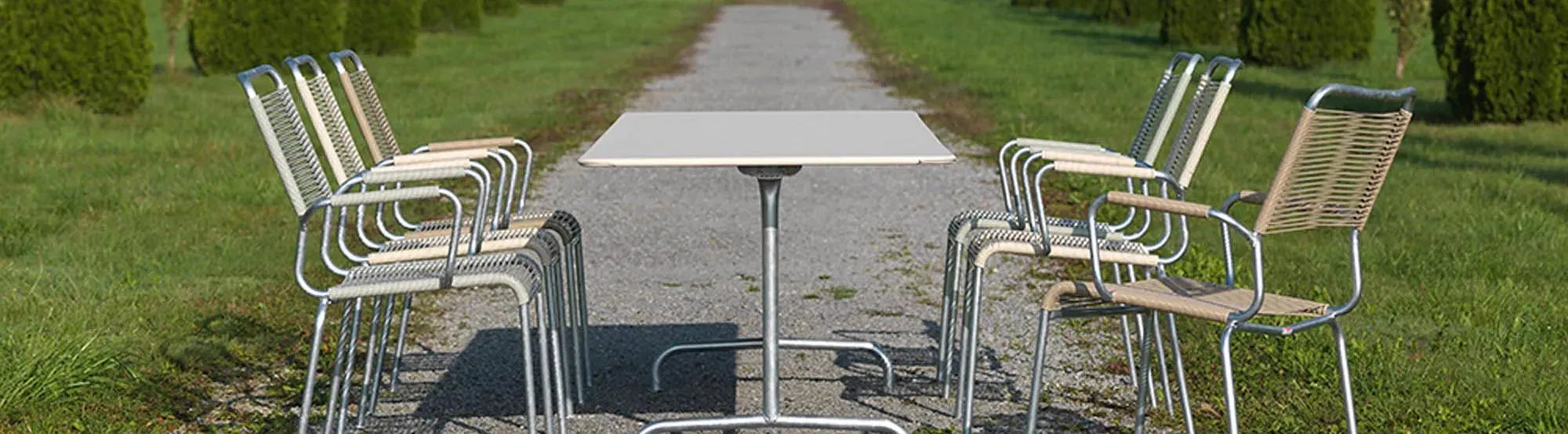 Fiberglastisch und Gartenstühle der Chur-Kollektion von Schaffner auf einer Terrasse, robust, wetterfest und Swiss Made.