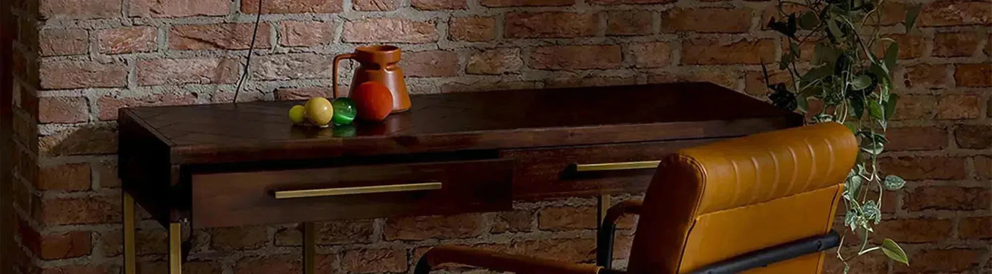 Ein stilvoll eingerichtetes Wohnzimmer mit Möbeln der Class-Kollektion von Dutchbone, darunter ein elegantes Sideboard aus dunklem Holz mit Metallakzenten, das zeitlose Eleganz und Retro-Charme ausstrahlt.