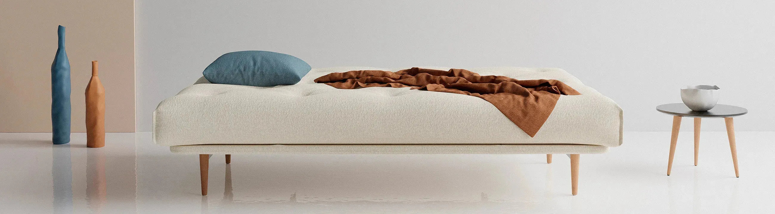 Colpus Bettsofa von Innovation Living in modernem Design mit abnehmbarem Bezug, präsentiert in einem stilvollen Wohnambiente.