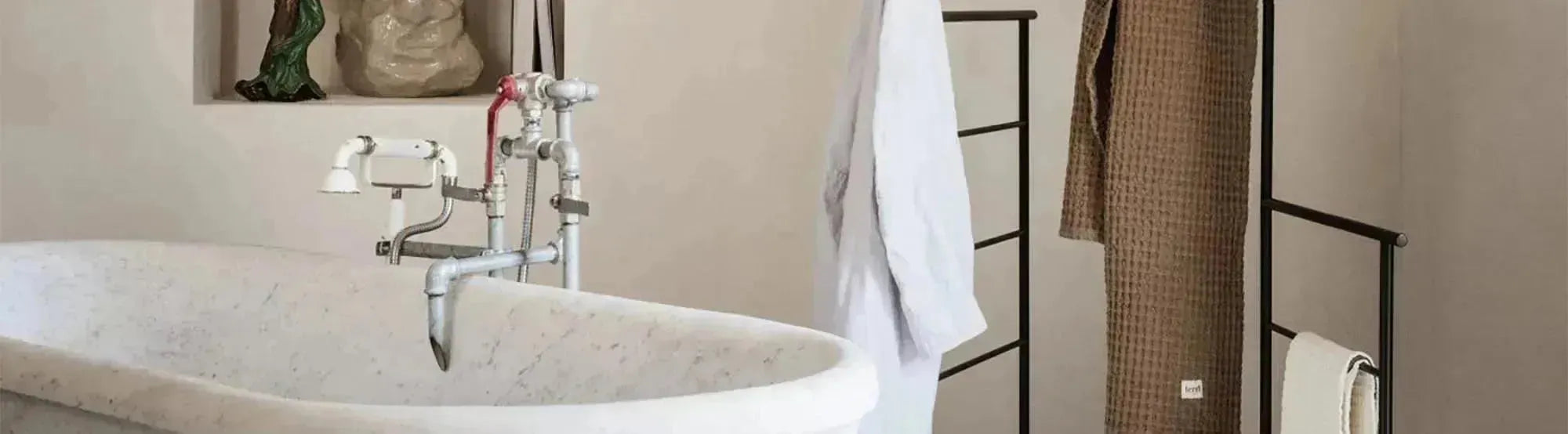 Dora Kollektion von Ferm Living: Minimalistische, feuchtigkeitsresistente Metallmöbel wie Handtuchhalter, Regale und Kleiderständer, ideal für Badezimmer, Flure und Schlafzimmer.