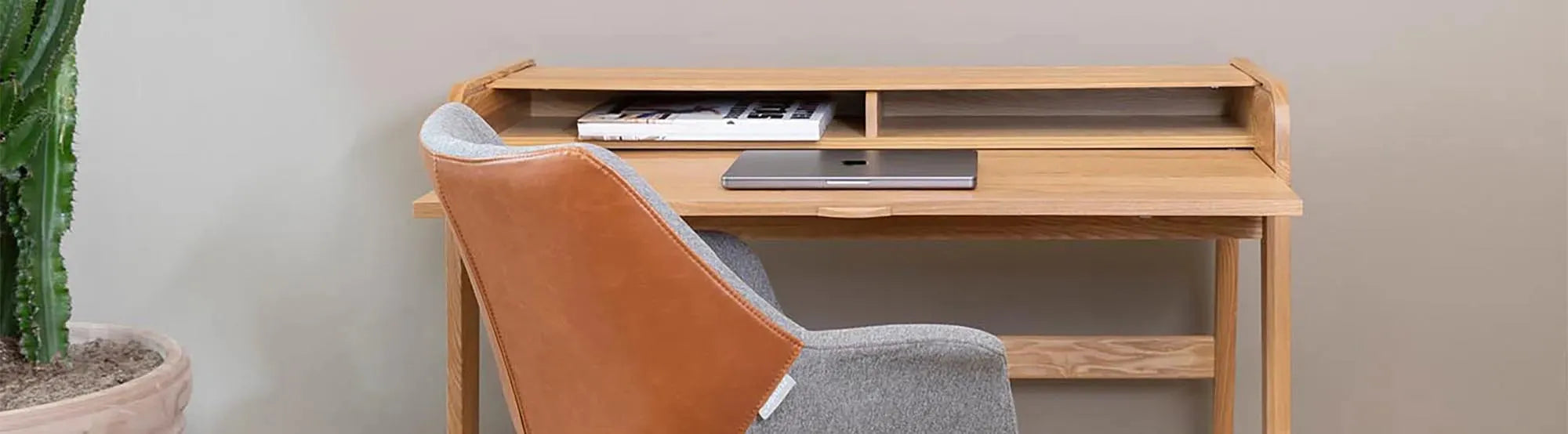 Doulton Stühle von Zuiver in modernem Design mit gepolsterten Sitzen und stabilen Beinen, präsentiert in einem stilvollen Interieur.