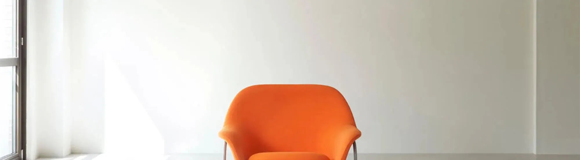 Drape Loungesessel von Normann Copenhagen in modernem Design mit geschwungenen Linien und weichem Bezug, präsentiert in einem eleganten Wohnambiente.
