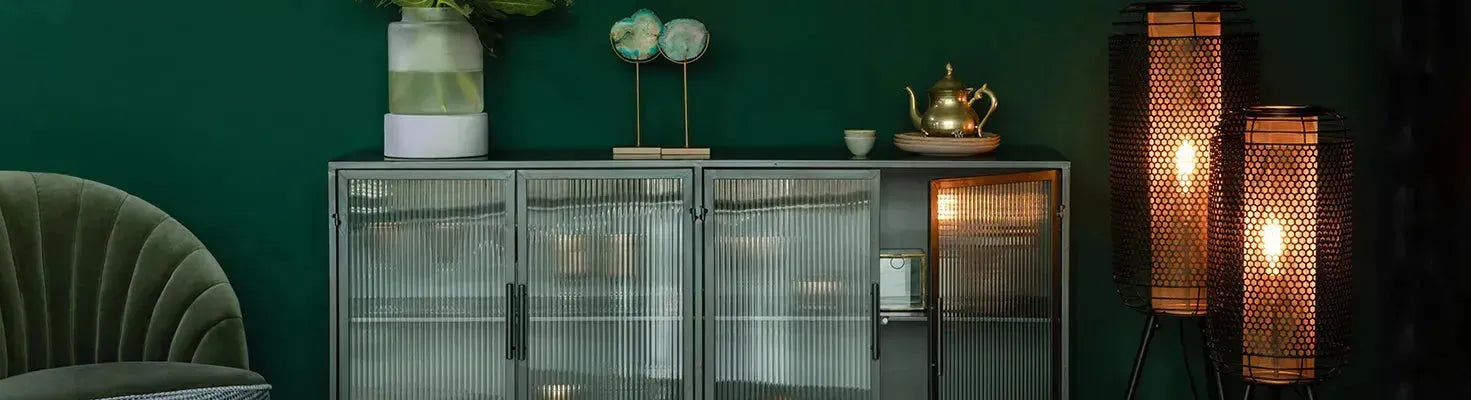 Dutchbone Möbelkollektion mit Vintage-Charme und modernem Design, präsentiert in einem stilvollen Wohnambiente mit erdigen Tönen und hochwertigen Materialien.