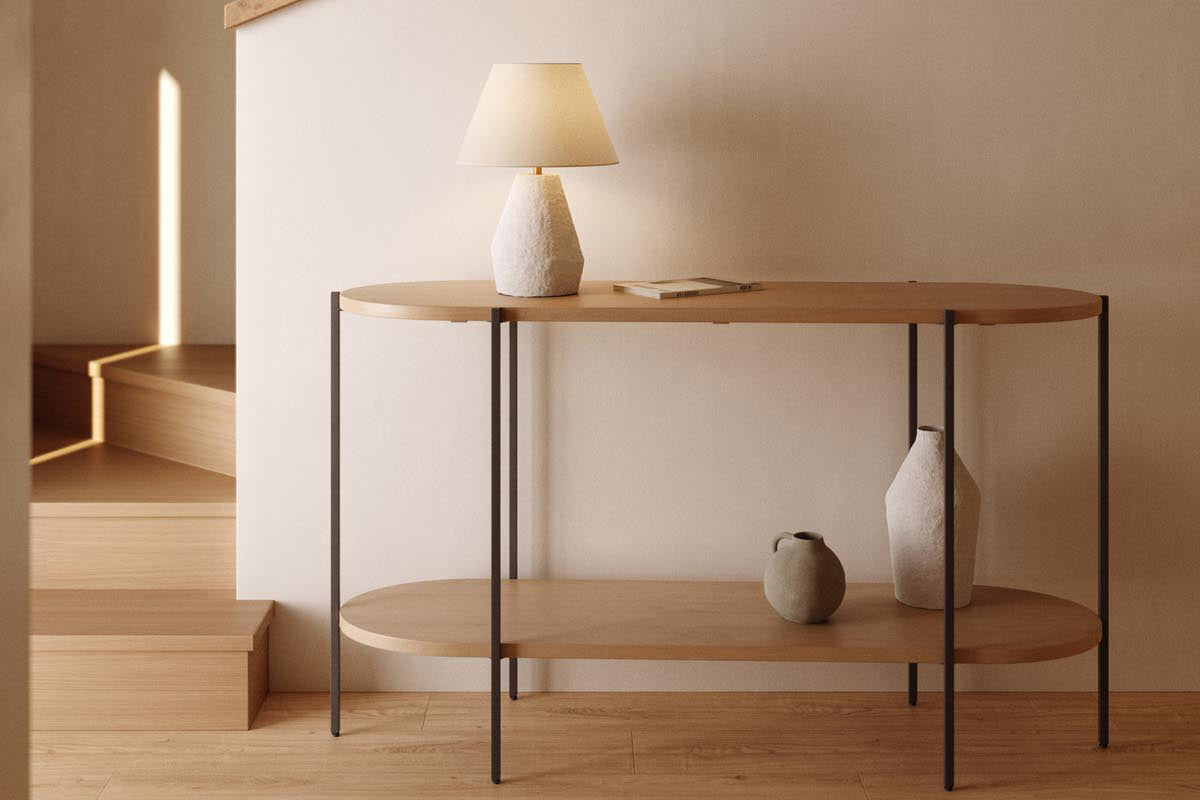Moderne Garderobe mit stilvollem Design, Holzregalen und eleganten Aufhängemöglichkeiten für Jacken und Accessoires.