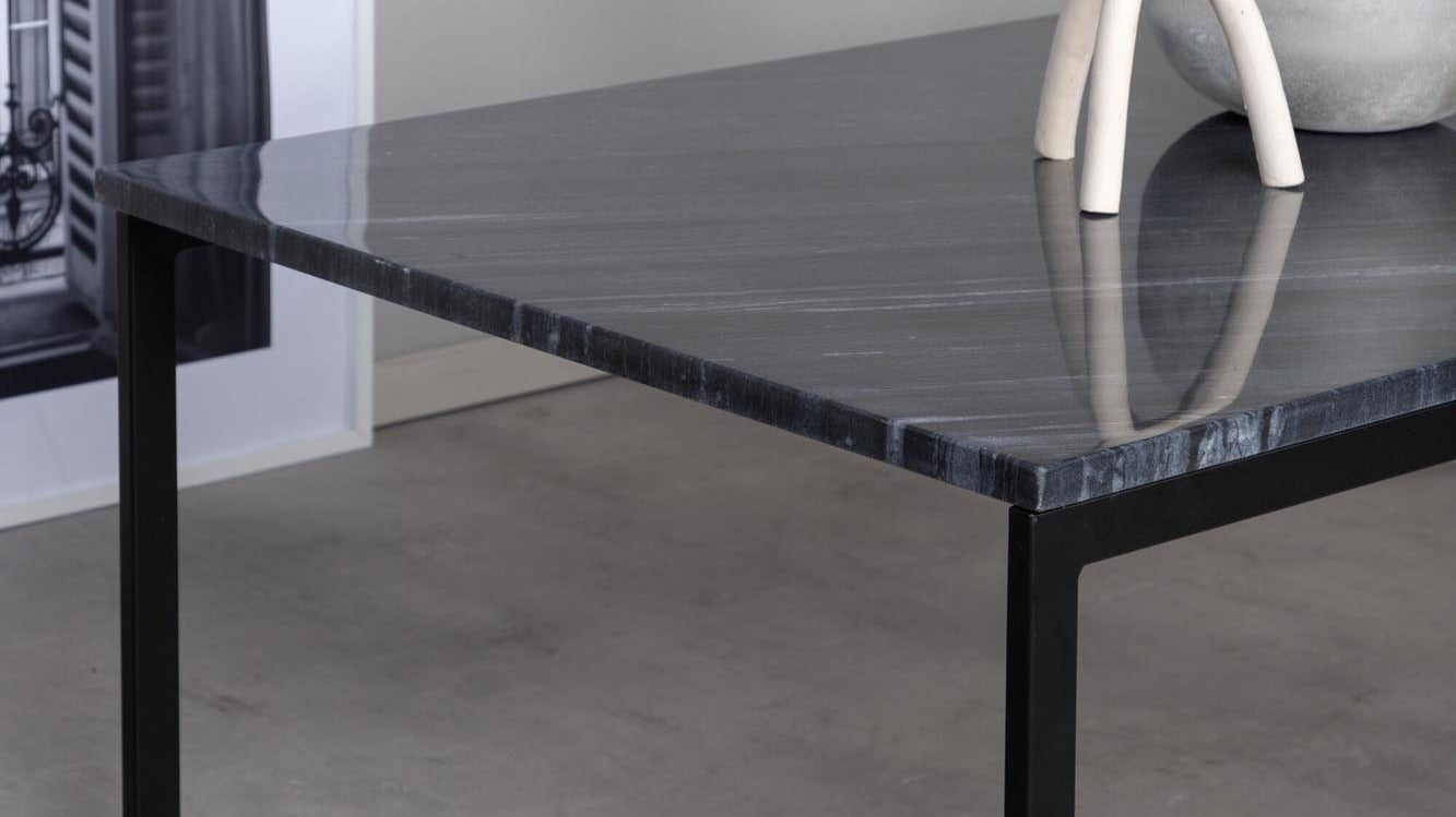 Estelle-Tische von Venture Home: elegante, moderne Tische mit pflegeleichten Oberflächen – flexibel als Esstisch oder Beistelltisch.