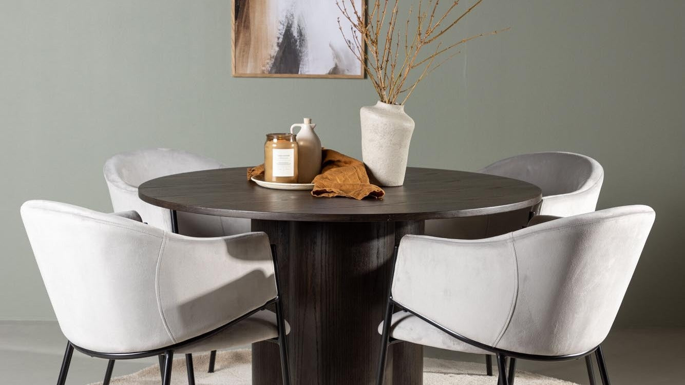 Entdecke die eleganten Evelina Stühle von Venture Home. Stilvoll, komfortabel und in vielfältigen Farben – ideal für Esszimmer, Wohnzimmer und Home Office.