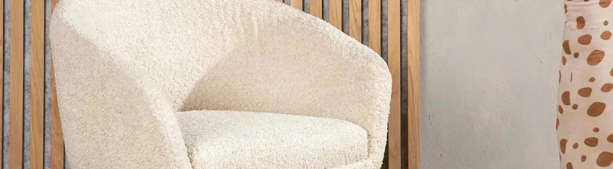 Fluffy Sessel für Kinder in weichem, plüschigem Material, perfekt für gemütliche Momente im Kinderzimmer, in fröhlichen Farben und kindgerechtem Design.