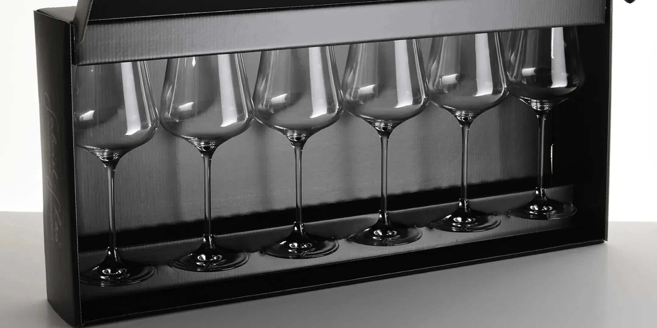 Gabriel Glas Weingläser aus bleifreiem Material, vielseitig einsetzbar für Wein, Champagner, Whisky und mehr, präsentiert in elegantem Design.