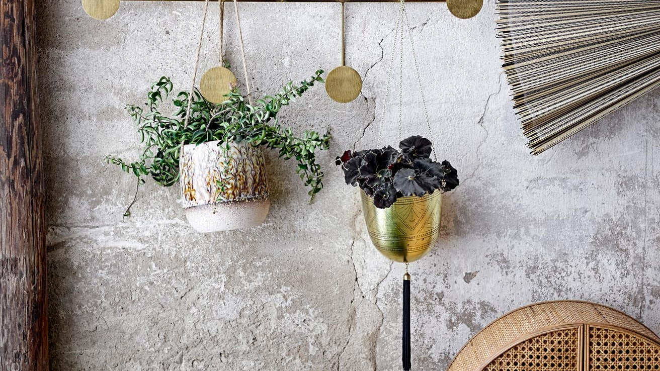 Entdecke unsere modernen Kleiderständer für stilvolle Aufbewahrung in jedem Raum. Funktionalität trifft Design – ideal für Schlafzimmer, Flur und kleine Räume.