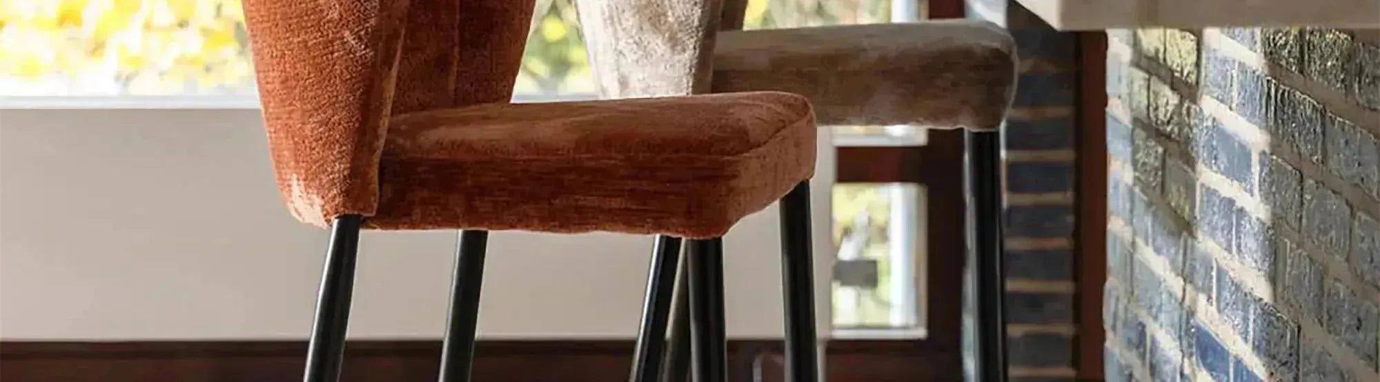 Elegante Sitzmöbel der Georgia-Kollektion von Dutchbone, bestehend aus stilvollen Stühlen, Sesseln und Barhockern mit geschwungenen Linien, hochwertigen Materialien und zeitloser Ästhetik.