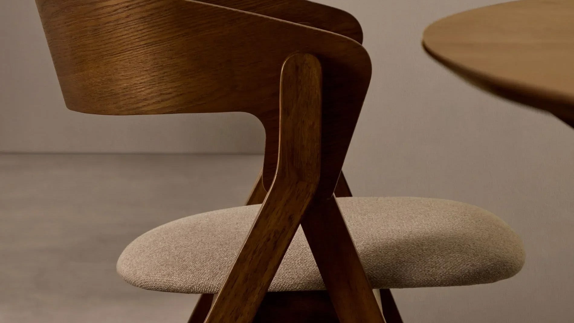 Godia von Kave Home – Stilvolle Esszimmerstühle mit organischer Formgebung